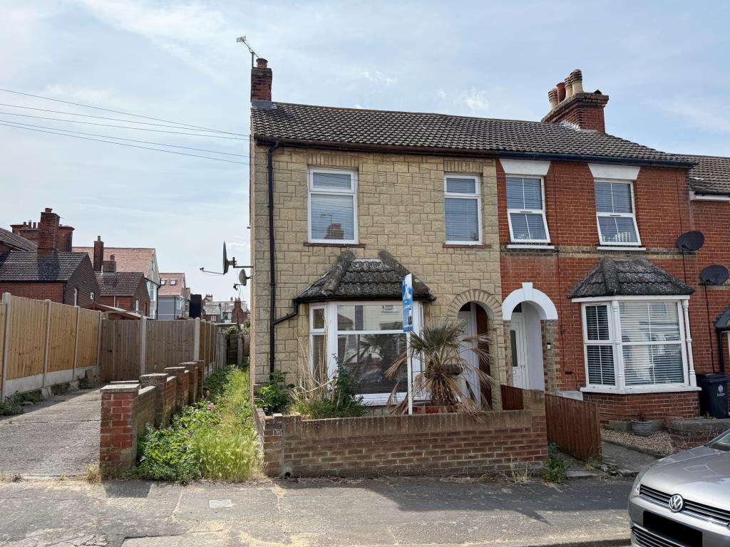 Lot: 139 - END-TERRACE HOUSE FOR IMPROVEMENT - Front elevation of this established end terrace house